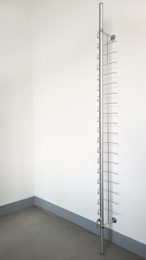 Ekspozytor naścienny na 18 szt.